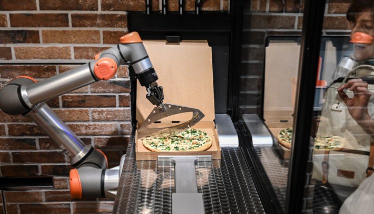 El robot para hacer pizzas de la startup parisina Pazzi, que comenzó a operar en el corazón de París, puede ser el precursor de un ejército de futuros robots cocineros en todo el mundo. El pequeño restaurante Pazzi, en el distrito de Beaubourg, es el segundo en abrir, después del centro comercial Val d'Europe, que abrió en noviembre de 2019. / Foto: AFP