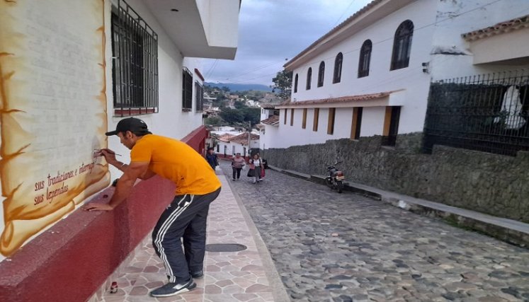 A través de murales, los líderes comunales pretenden perpetuar la historia de Ocaña. En las paredes de las viejas casonas de la calle empedrada del Embudo se deja la huella de ese pasado. / Foto: Cortesía / La Opinión 