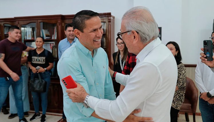 El alcalde Jairo Yáñez (derecha) y electo Jorge Acevedo (izquierda). Este funcionario les cuesta a los cucuteños, al año, $218.578.104./ Foto Archivo