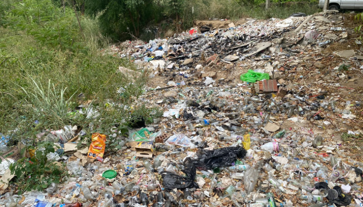Los escombros y las quemas se evidencian en el sitio y ello agudizan la contaminación.