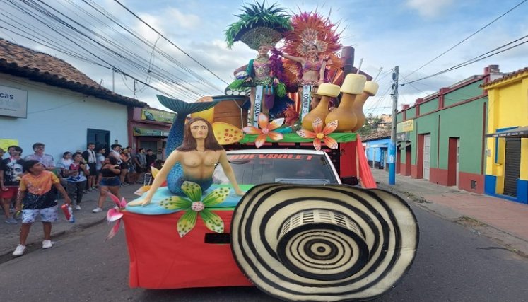 Para mantener vivas las tradiciones se llevó a cabo el desfile de autos antiguos y clásicos en Ocaña./ Foto: Cortesía