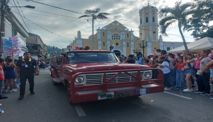 Para mantener vivas las tradiciones se llevó a cabo el desfile de autos antiguos y clásicos en Ocaña./ Foto: Cortesía