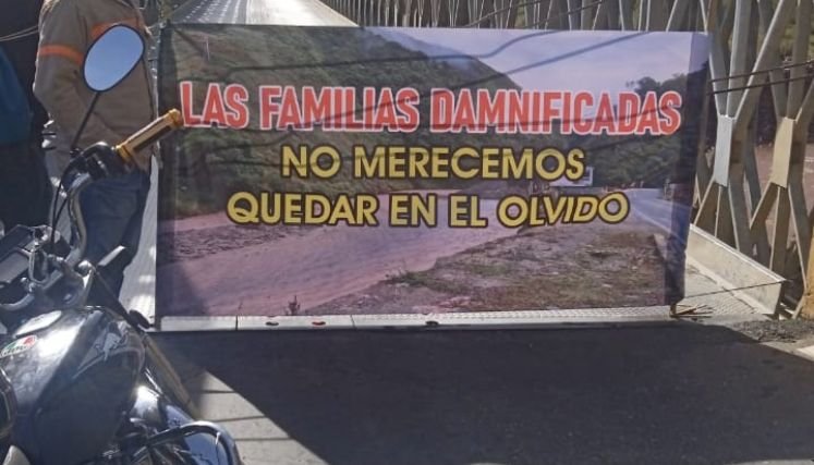 Damnificados de la vereda El Tarrita bloquean la carretera Ocaña-Cúcuta debido al incumplimientos de los acuerdos.
