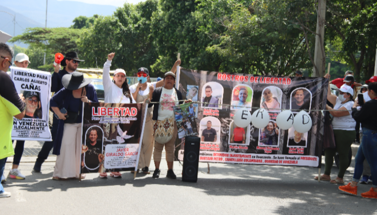 Familiares de colombianos presos en Venezuela protestan.