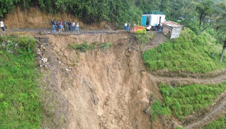 En el sitio San Pedro, de la vereda El Asilo, se produjo el colapso de la banca carreteable./Foto cortesía